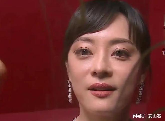 头签吓坏杨幂不敢露脸只有赵今麦扛住了！mg不朽情缘游戏登录入口芭莎之夜被镜(图5)