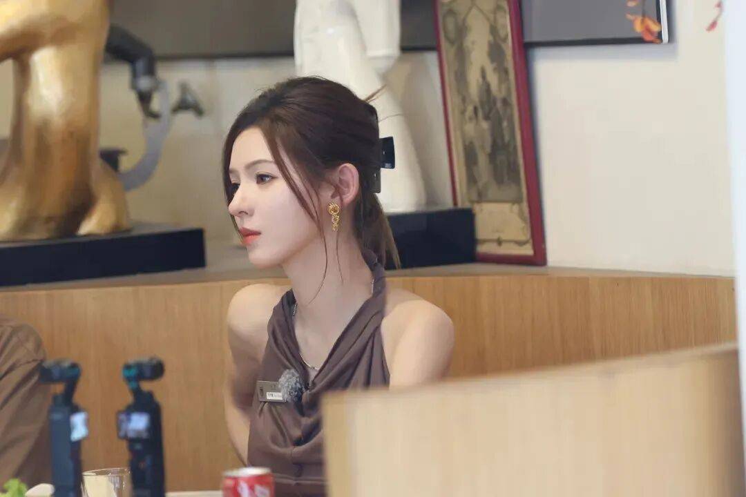 走的衣架子她这直角肩太绝了！不朽情缘mg网址张予曦｜行(图4)