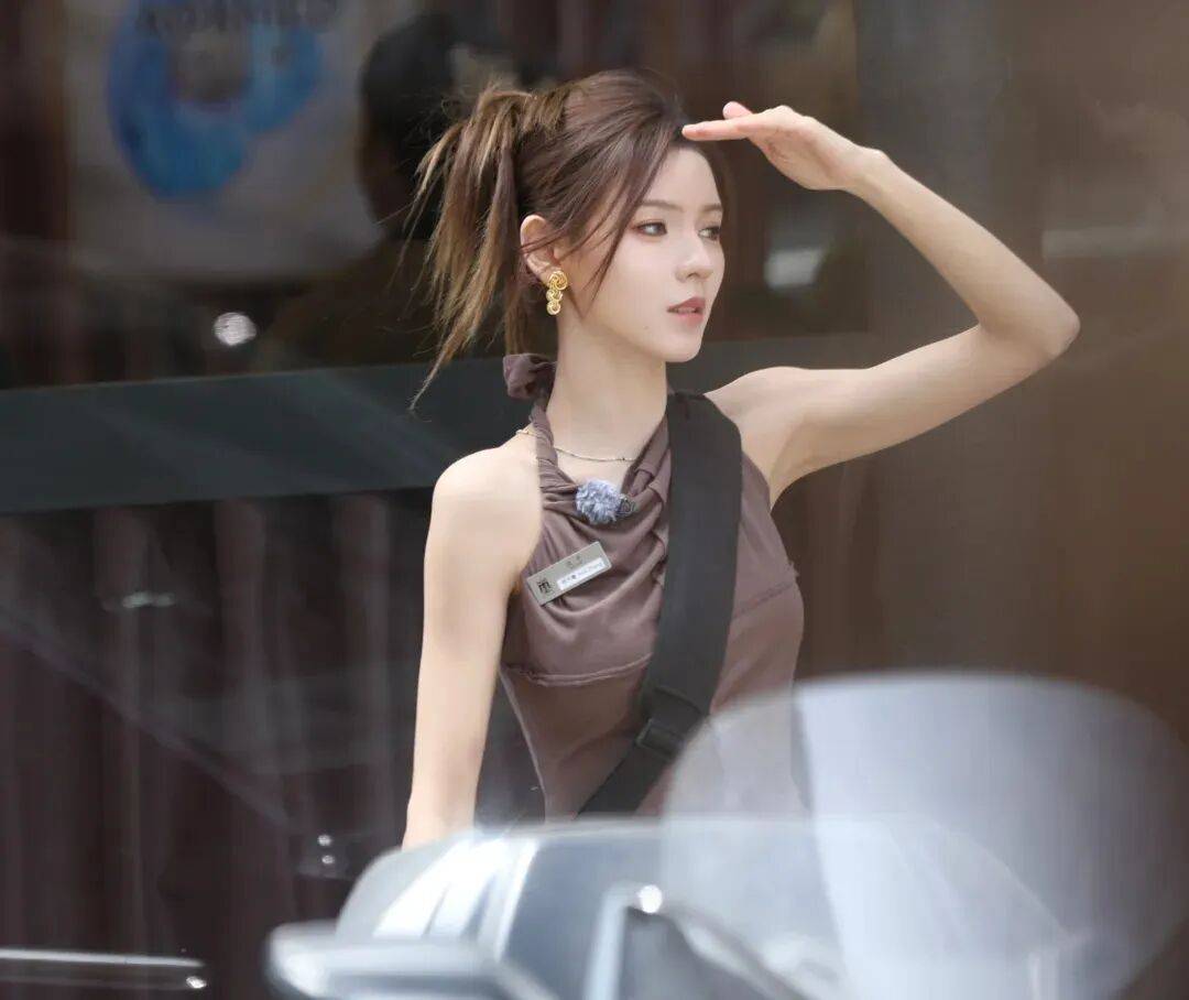 走的衣架子她这直角肩太绝了！不朽情缘mg网址张予曦｜行(图7)